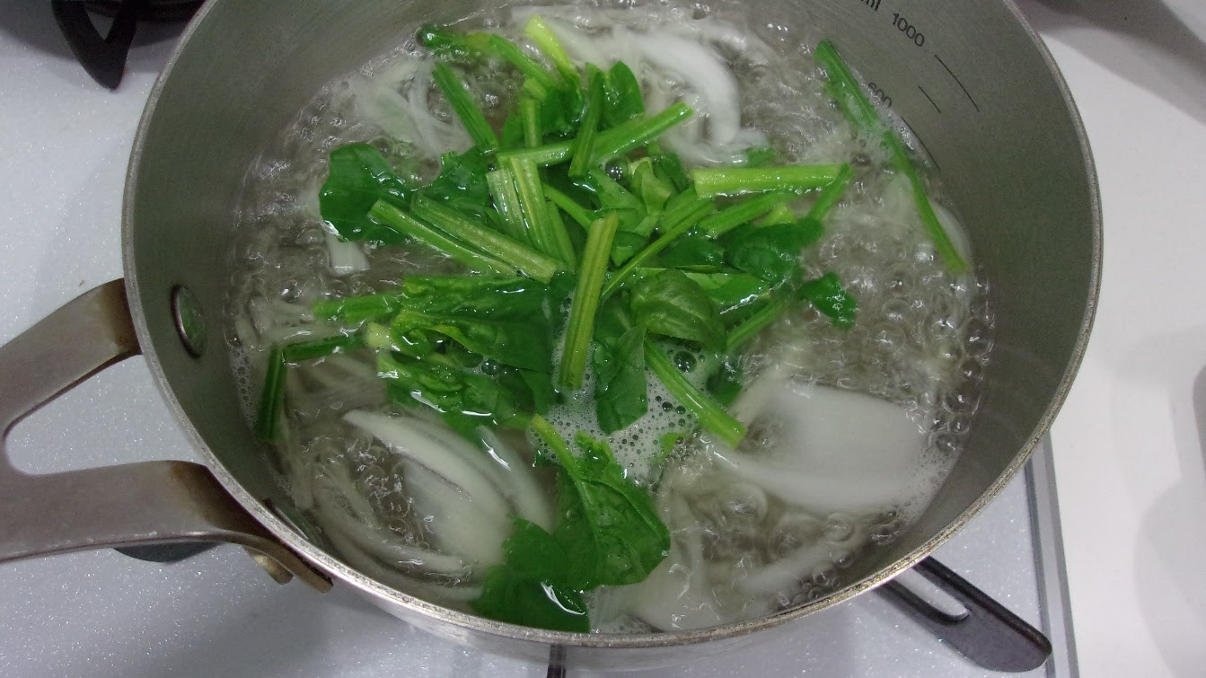 ほうれん草と卵のおかず味噌汁（茹でる）