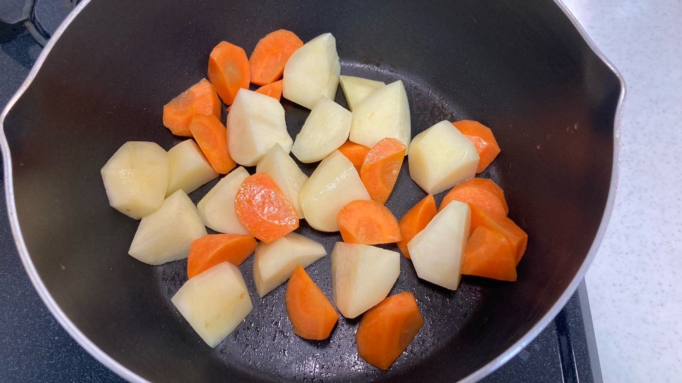 じゃがいもとにんじんの煮物はめんつゆだけで味が決まる Hashiyasume